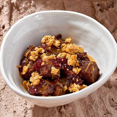 Брауни с вишневым джемом и соленой карамелью в Meet.Point по цене 420 ₽