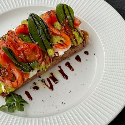 Брускетта из проросшей пшеницы с лососем и авокадо в Berberry & ptichka по цене 650 ₽