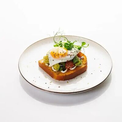 Авокадо тост с помидорами на бриошь в Омлет станция по цене 520 ₽