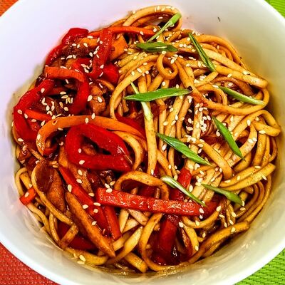 Вок с курицей терияки и пшеничной лапшойв Вкус Кореи по цене 298 ₽