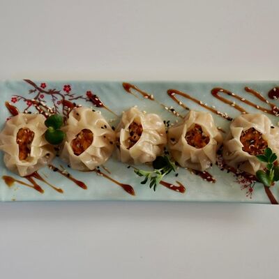 Гедзе креветка том ям в Domo по цене 520 ₽