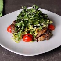 Тёплый салат с куриной печенью в Нугбари