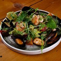 Пикантный салат с морепродуктами в Gfood by Gorilla