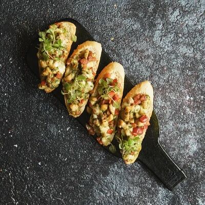 Теплая брускетта с лососем, томатами и моцареллой в Вирид ярд по цене 708 ₽