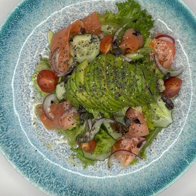 Салат с лососем и авокадов Nook Coffee по цене 980 ₽