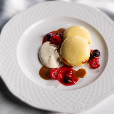 Сырники классические со сметаной и ягодным соусом в МОМО по цене 750 ₽