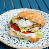 Круассан с куриным филе и яйцом пашот в Banoffi (Bormio)