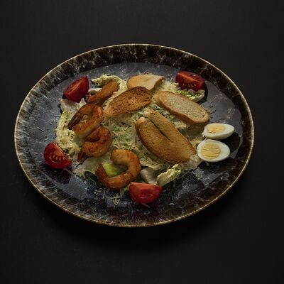 Салат Цезарь с креветками в Шашлычный дворик по цене 630 ₽