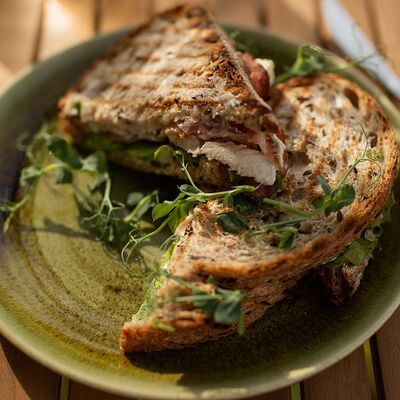 Сэндвич с курицей и беконом в Bun по цене 480 ₽