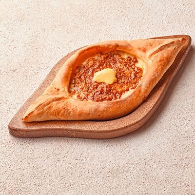 Лодочка с мясом и сыром в Хачапури выпечка и вино по цене 590 ₽