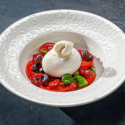 Буррата со свежими и вялеными томатами в Этажи по цене 850 ₽