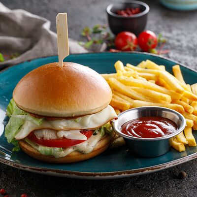 Бургер с курицей и копченым сыром сулугуни в Пряности & Радости на Васильевском по цене 590