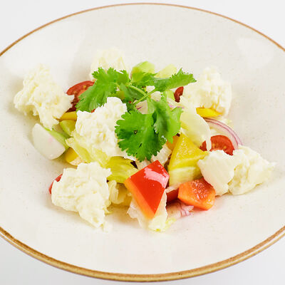 Овощной салат с молодым сыром в Нью-Йорк пицца и гриль по цене 540 ₽