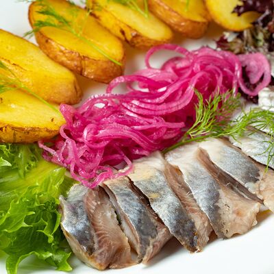 Селедка с картофелем и маринованным луком в William Bass по цене 550 ₽