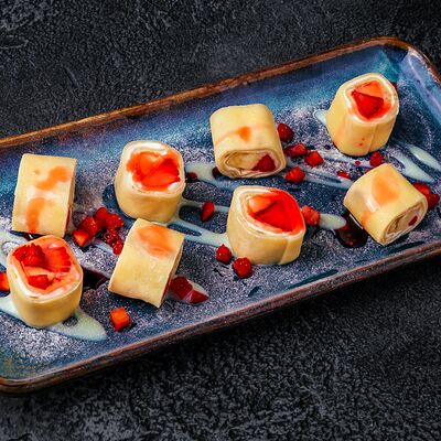 Сладкий ролл с бананом и клубникой в Sticks Sushi по цене 460 ₽