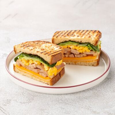 Сэндвич на бриоши с двумя сырами и цыпленком в Шоколадница по цене 650 ₽