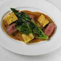 Говяжья вырезка в перечном соусе с картофельным гратеном в Gino Cafe