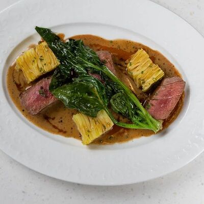 Говяжья вырезка в перечном соусе с картофельным гратеном в Gino Cafe по цене 1490 ₽