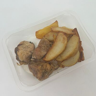 Курочка запеченная с картофельными дольками в Gost Food по цене 350 ₽