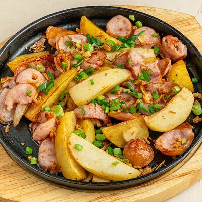 Колбаски с жареным картофелемв Brasserie Kriek по цене 820 ₽