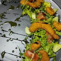 Салат с хрустящей креветкой в Столица