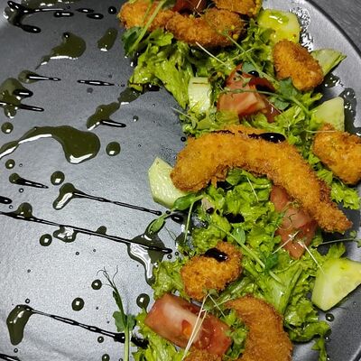 Салат с хрустящей креветкой в Столица по цене 850 ₽