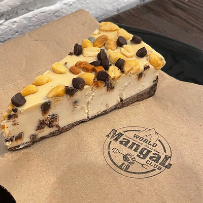 Чизкейк карамельный с арахисом в WORLD MANGAL CLUB по цене 395 ₽