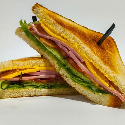 Сэндвич с ветчиной в Добрая кухня по цене 429 ₽