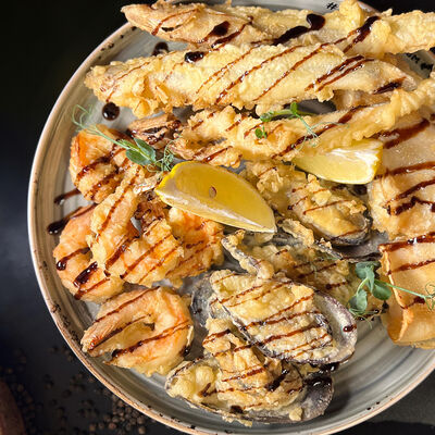 Морепродукты во фритюре в Капитал Grill & Beer по цене 1908 ₽
