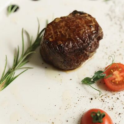 Стейк Шатобриан из охлажденной телятины на гриле с грибным соусом в Вирид ярд по цене 1188 ₽