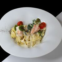 Феттучини с лососем и шпинатом в Libido