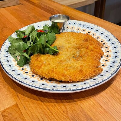 Шницель из цыпленка с грузинскими травами и кунжутным соусом в Джари по цене 685 ₽