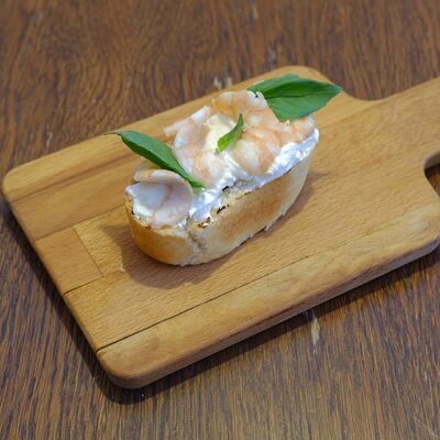 Брускетта с моцареллой и креветками в Помидорро по цене 385 ₽