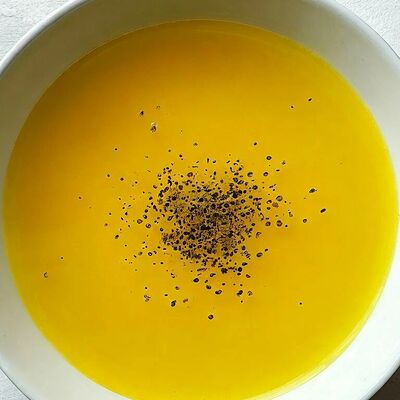 Куриный бульон с отварной грудкой в Вкус и цвет по цене 250 ₽