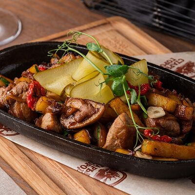 Жаркое по-домашнему из свинины с грибами в Старый город по цене 700 ₽