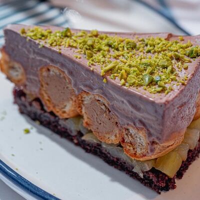 Шоколадный торт с профитролями и грушей в АFINA по цене 750 ₽