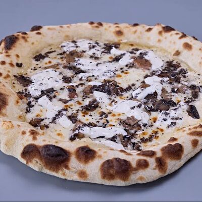 Пицца с грибами, страчателлой и трюфелемв Кафе Итальянцы по цене 790 ₽