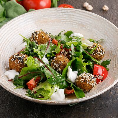 Салат с фалафелем в Пряности & Радости на Васильевском по цене 490