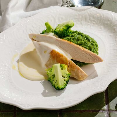 Куриная грудка с брокколи под соусом пармезан в Двор Помидор по цене 930