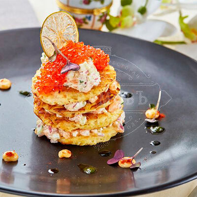 Картофельные драники с лососем и красной икрой в Абрамовъ по цене 1180 ₽