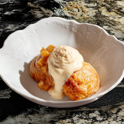 Сырники из томлёного творога с конфитюром из айвы в Cristal по цене 650 ₽