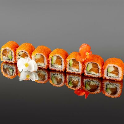 Ролл Калифорния с лососем в OUGI по цене 1350 ₽