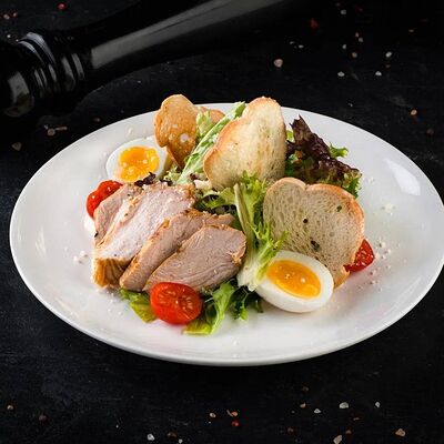 Салат Цезарь с цыпленкомв Catch по цене 29 р.