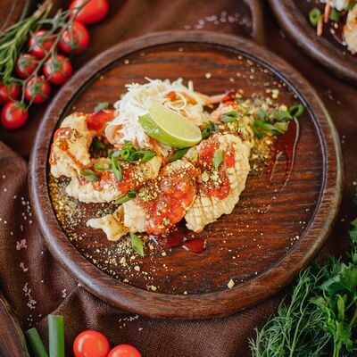 Криспи цыпленок с Коул слоу, соусом кола и фисташкамив НА ЛУНЕ по цене 670 ₽