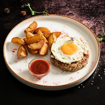 Бифштекс из свинины с картофельными дольками по-техасски в BierBurg по цене 699 ₽