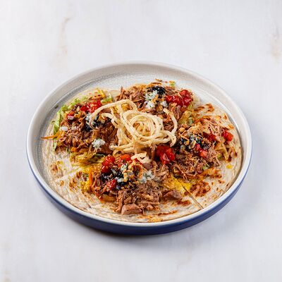 Лепешка роти с рваной свининой, тушенной в пиве капустой, карамельным луком и томатной сальсой в Brasserie Lambic по цене 780 ₽