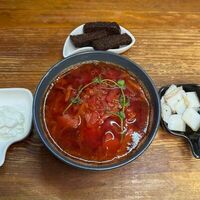 Борщ по-деревенски с гренкой и саломв Кафе М2