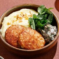 Пюре с куриными котлетами и жюльеном в Асканели Georgian Bistro
