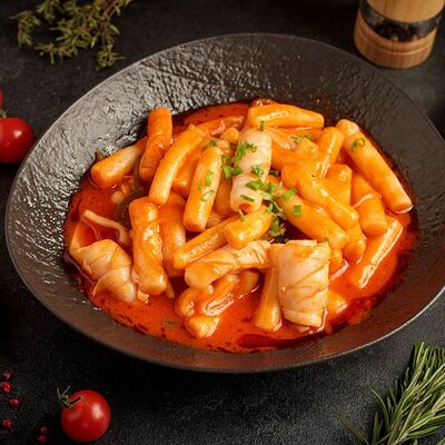 Обжаренные корейские рисовые клёцки с кальмаром в Корё по цене 740 ₽