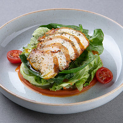 Салат с куриной грудкой в соусе Геви в Шикари по цене 390